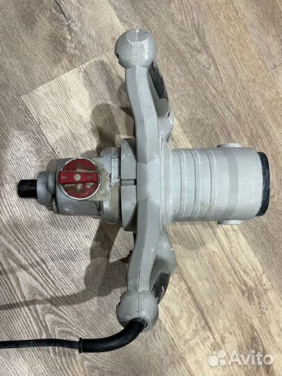 Миксер строительный зубр 1050