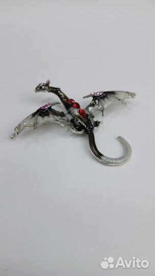 Брошка черно-белый дракон с красными кристаллами н