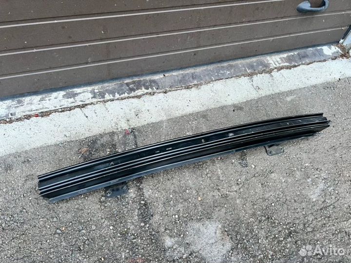 Усилитель бампера передний Land Rover Discovery 4