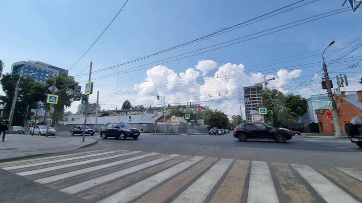 1 этаж 2 входа парковка и 242 м2 пространства