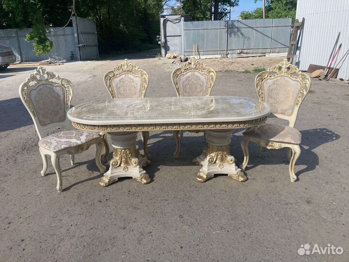 Стол и стулья