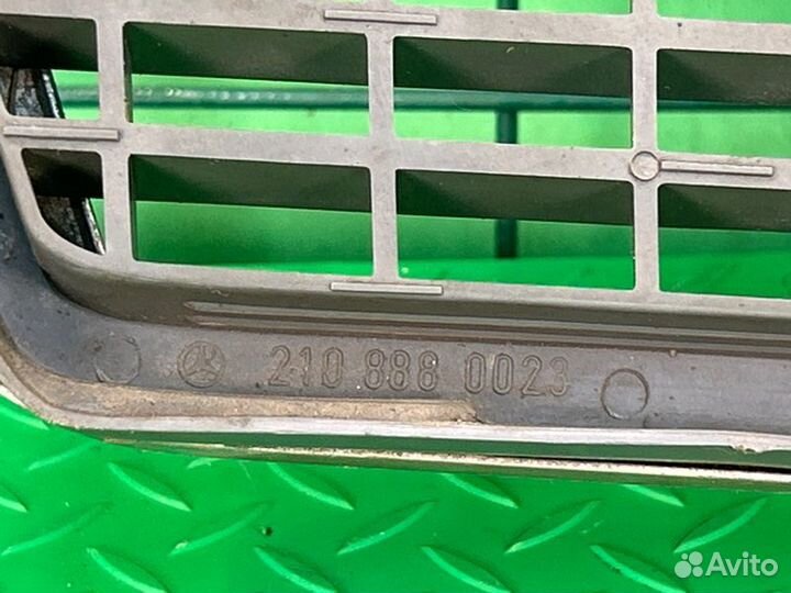 Решетка радиатора Mercedes-Benz E W210 M111.970