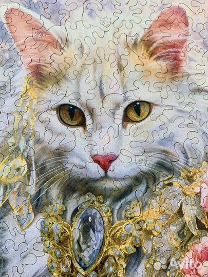 Белый кот с золотой подвеской Деревянный пазл