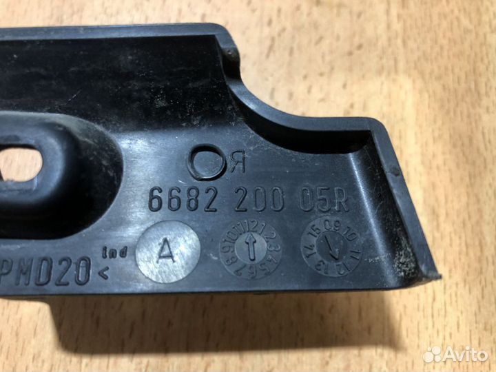 Накладка петли капота правая Рено Дастер