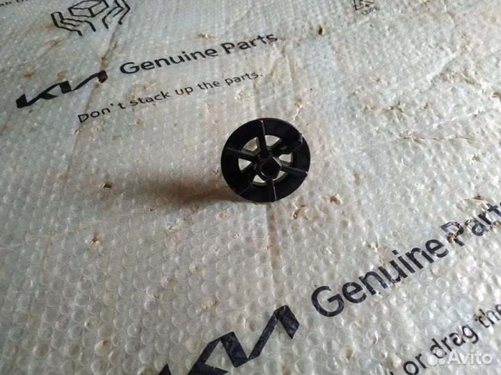 Болт крепления запасного колеса Hyundai Solaris 2