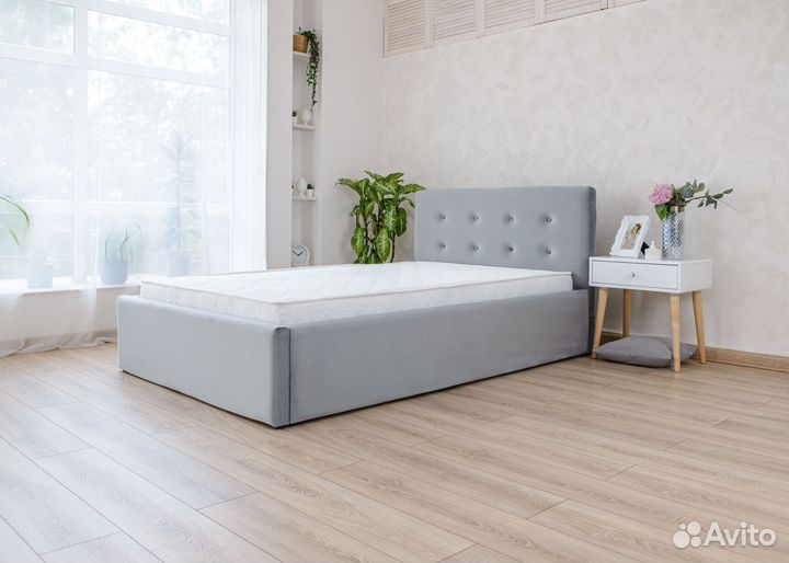 Кровать с матрасом