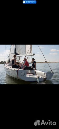 Спортивная парусная яхта. Длина 6,6 метра