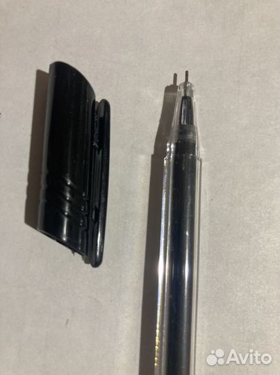 Шариковые ручки синие и чёрные