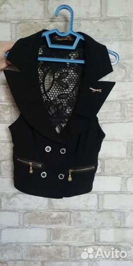 Жилет красивый, спина ажурная, размер S
