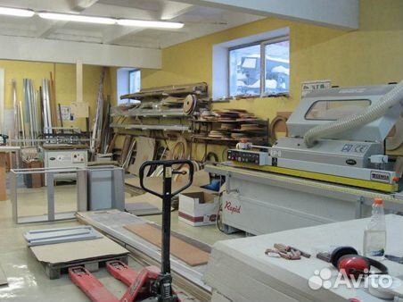 Рабочий на мебельной фабрике