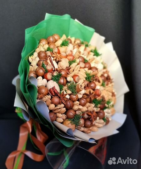 Букет из орехов
