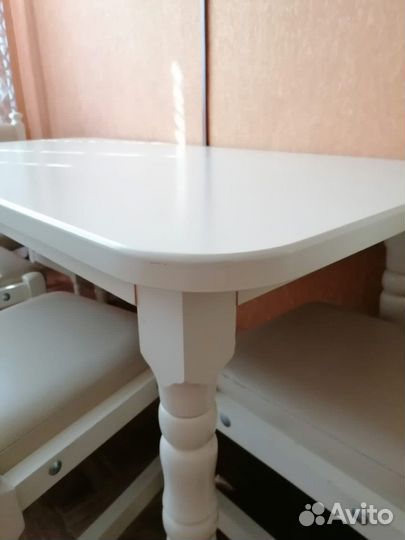 Стол со стульями