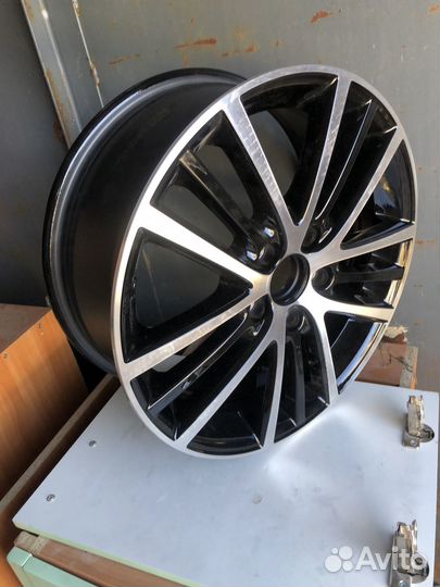 Новый легкосплавный диск R 17 для Volkswagen Golf