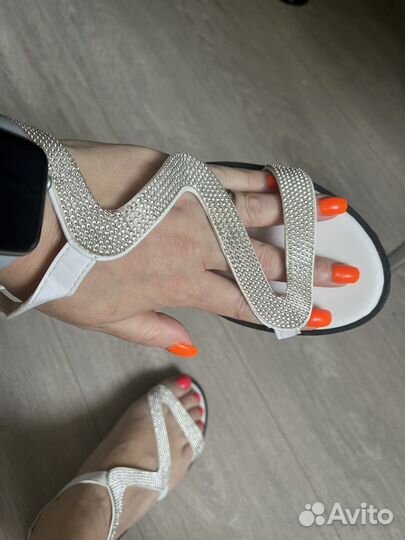 Сандалии новые