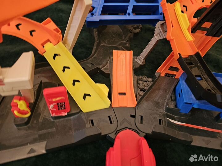 Автотрек hot wheels атака бешеной гориллы