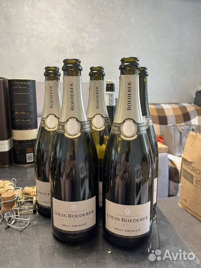 Пустые бутылки из под шампанского