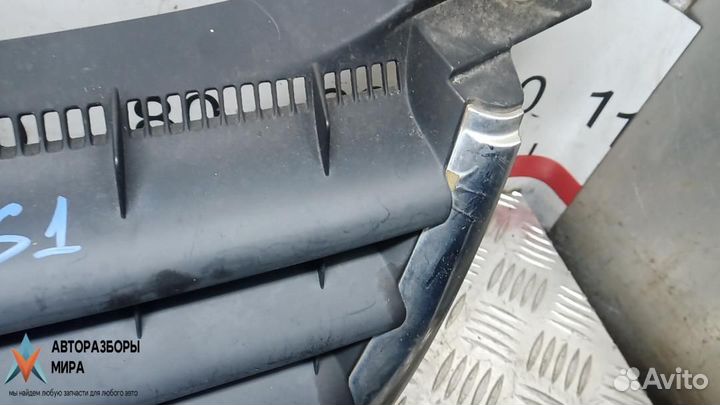 Решетка радиатора Volkswagen Touran 2005