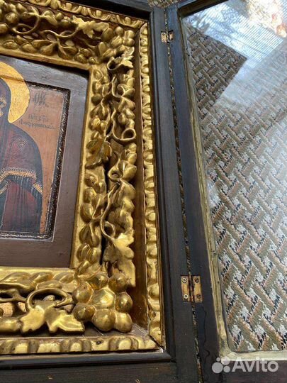 Старинные иконы в киоте