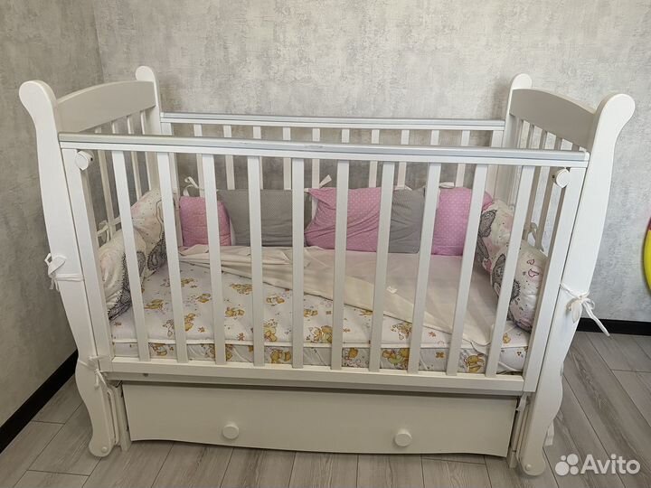 Детская кроватка с маятником и ящиком