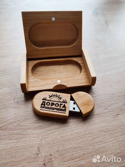 Флешка из дерева с Вашим логотипом в коробке