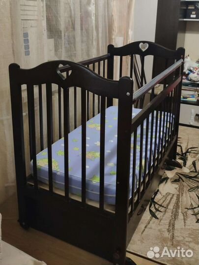 Детская кроватка с поперечным маятником