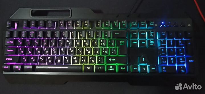 Комьютер с монитором мышкой клавиатурой и колонкой