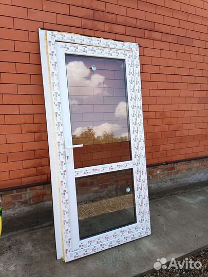 Дверь пластиковая входная бу