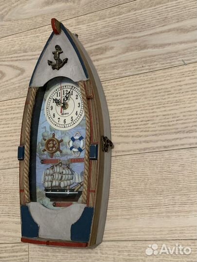 Деревянная настенная ключница с часами