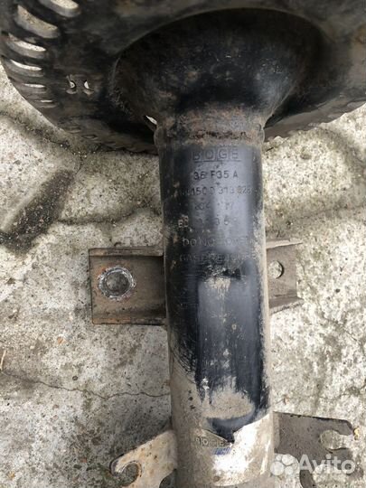 Передний амортизатор на VW Multivan t5