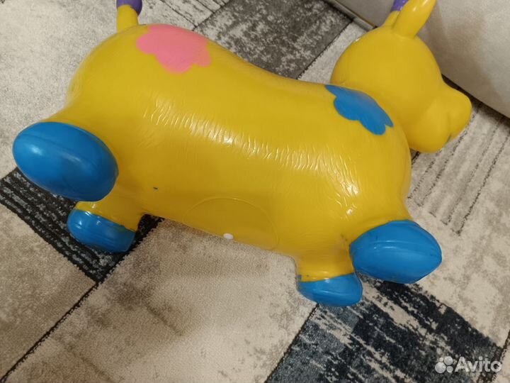 Корова прыгун и мяч прыгун