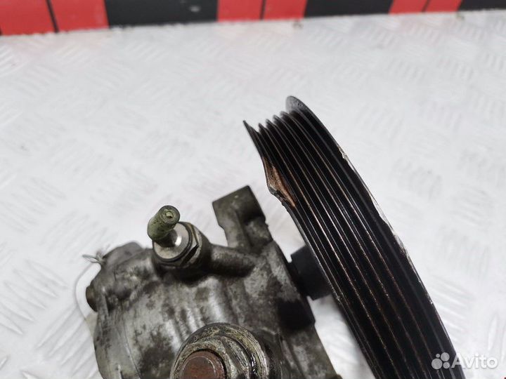 Насос гидроусилителя руля Mitsubishi Carisma 1999