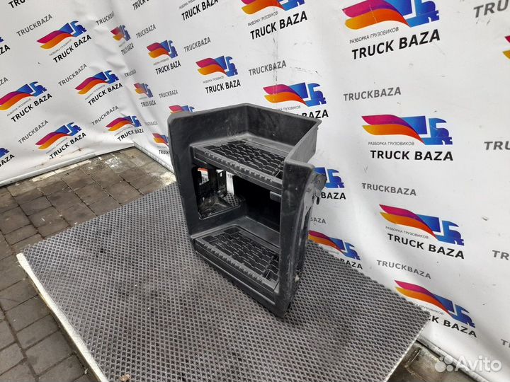 Подножка левая в сборе Renault T