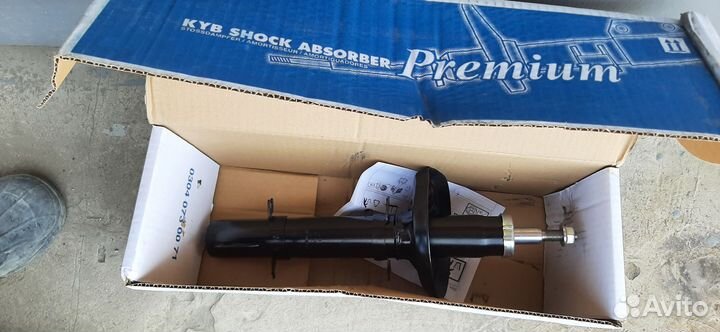 Стойка передняя KYB Шкода Октавия