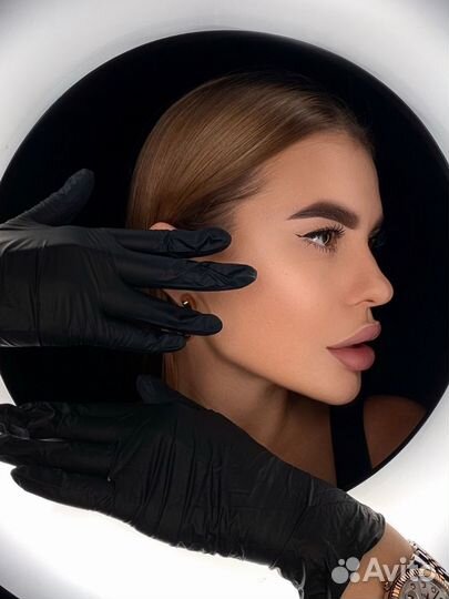 Мастер перманентного макияжа макияжа бровист