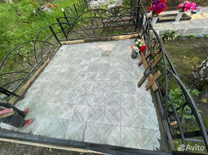 Благоустройство захоронений могил. Укладка плитки