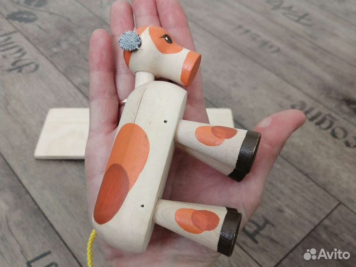 Идёт бычок качается