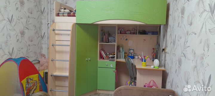 Детская кровать чердак со столом и шкафом