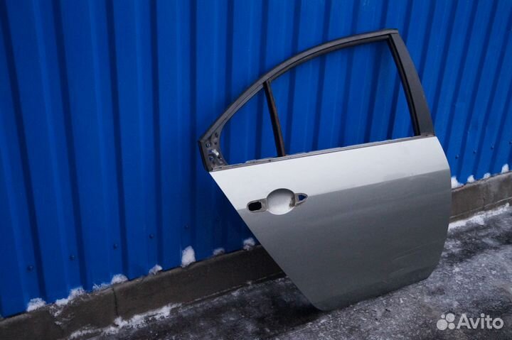 Nissan 82100-BA030 Дверь задняя правая