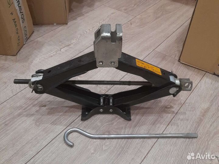 Домкрат механический винтовой