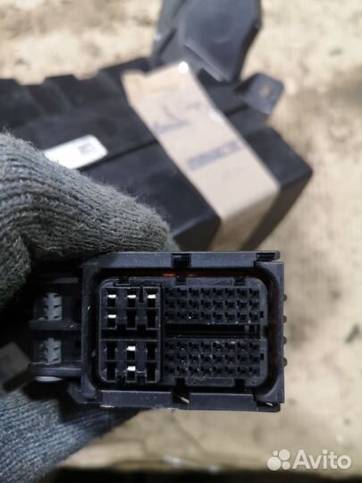 Блок предохранителей Toyota Avensis wagon ZRT272W