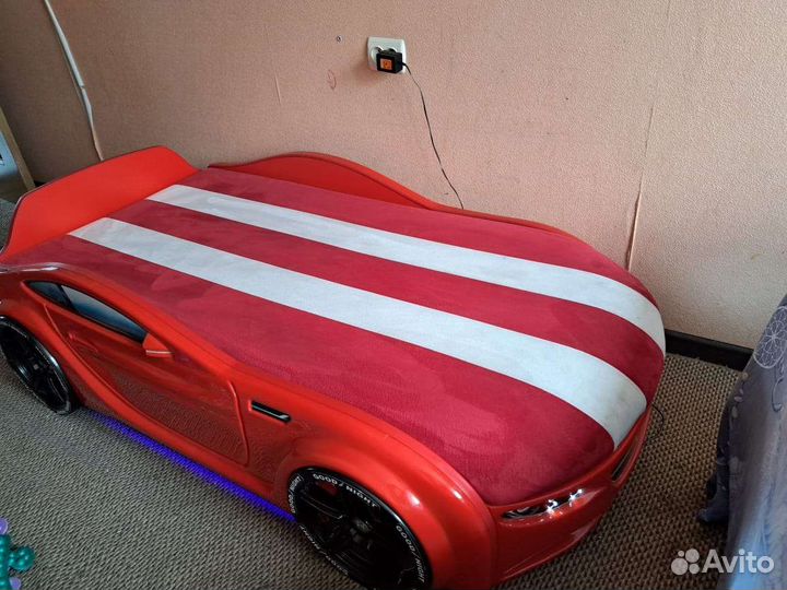 Детская кровать машина