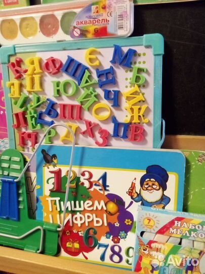 Мольберт и предметы для подготовки к школе
