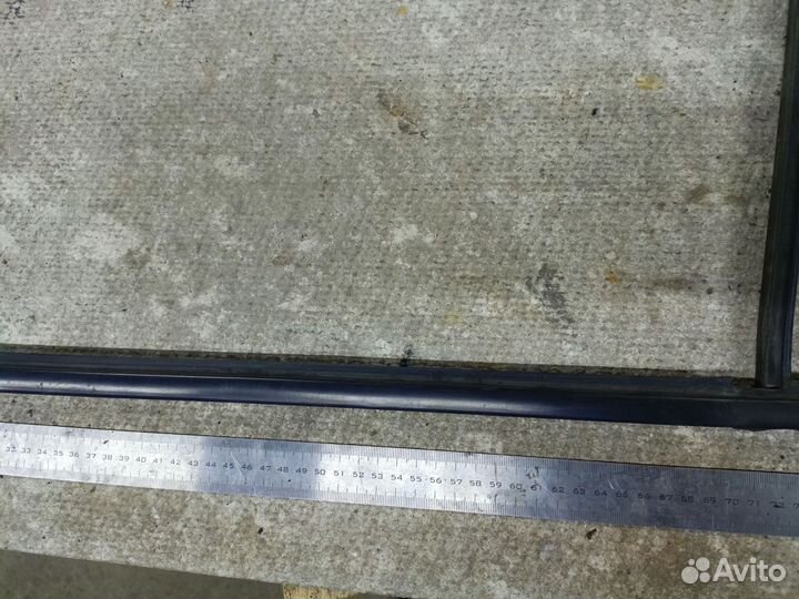 Задний левый уплотнитель стекла Volkswagen Golf 3