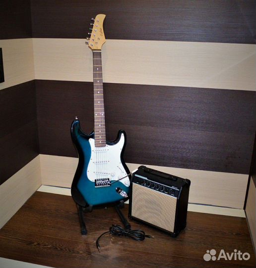 Электрогитара, новая, с комбоулилителем и комплект