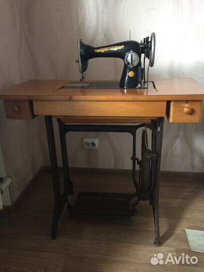 Машинка швейная с ножным приводом