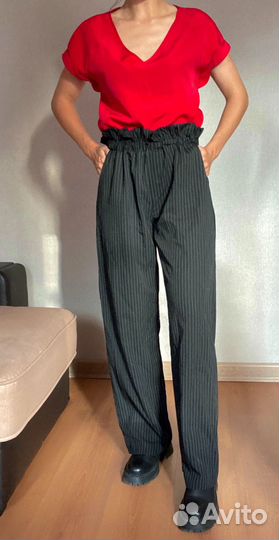 Блуза-футболка красная и широкие брюки в полоску