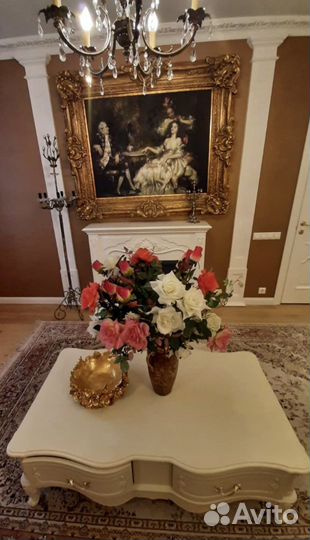 Картина в золотой раме и журнальный стол