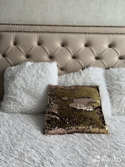 Белый пушистый плед и подушки