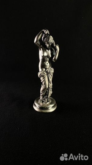 Серебряная статуэтка обнаженной молодой девушки