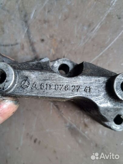 Кронштейн топливной рампы Mercedes W211